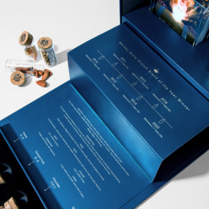 Caja de regalo rígida azul con impresión UV de Whiskey Bible 2020 y compartimento para botella para envasado de bebidas - Product Image 5
