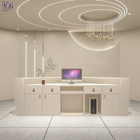 Bureau de réception demi-circulaire en marbre artificiel doré moderne et personnalisé pour usage hôtelier