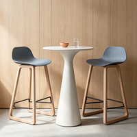 Tabouret de bar moderne en PP texturé avec structure en bois de hêtre courbé, repose-pieds en métal, personnalisable, pour usage commercial, bar à domicile ou hôtel