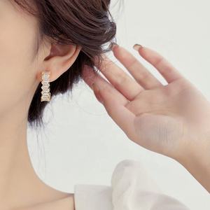 Pendientes de Botón de Moda Europea y Americana de Alta Gama para Mujer, Creativos, de Cobre, Chapados en Oro, con Circonita, Geométricos y Personalizados - Product Image 6