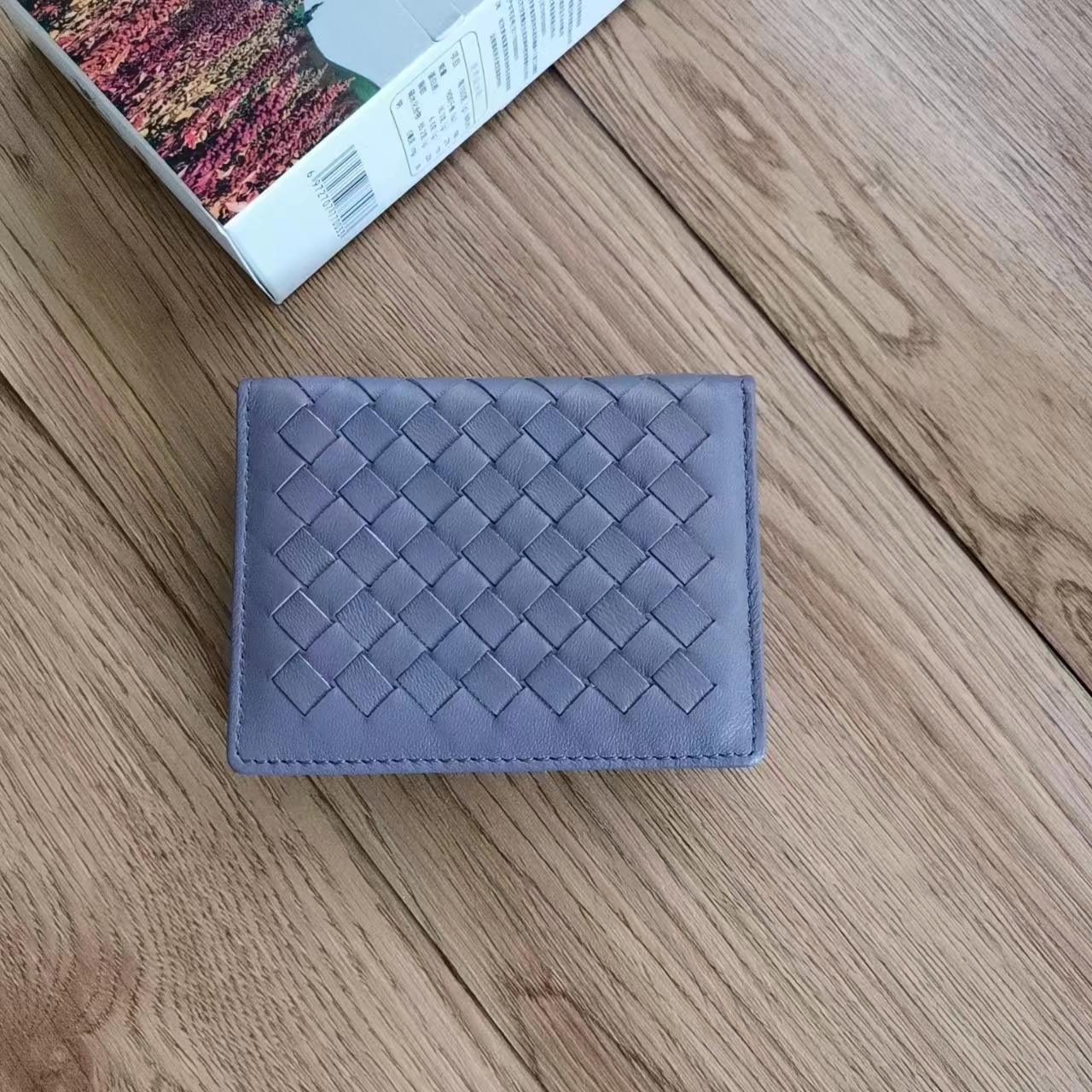 สีเทาอ่อน