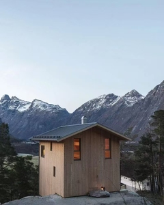Casetta di tronchi di montagna innevata <span class=keywords><strong>Minimal</strong></span> Chic da sogno casa in legno pesante con montaggio modulare 150m Area Base per luoghi di vacanza - Product Image 1