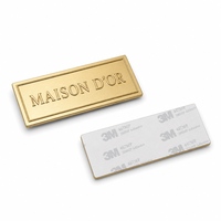 Plaque de marque en métal estampé avec logo en alliage de zinc pour vêtements et accessoires, avec vis de fixation, profondeur de relief personnalisée, production répétée