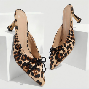 Mules da donna in camoscio con stampa leopardata, <span class=keywords><strong>tacco</strong></span> <span class=keywords><strong>a</strong></span> spillo, punta affusolata, bordo arricciato, fiocco nero, sexy, per feste e occasioni casual, 7,5 cm - Product Image 1