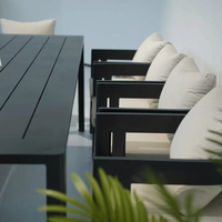 Ensemble de meubles de salle à manger d'extérieur en aluminium à lattes métalliques noires épaisses et robustes, table extensible et chaises en maille pour une utilisation en extérieur