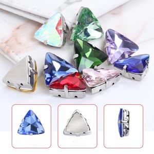 Diamants en verre triangulaires de 18 mm en gros pour vêtements, sacs, chaussures, accessoires, semelles dorées, diamants à coudre à la main avec trous - Product Image 2