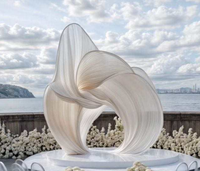 Installation artistique de mariage personnalisée : toile de fond moderne en cercle incurvé avec organza de soie blanc pour la décoration de scène d'événements et de fêtes