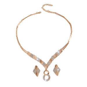 Parure de bijoux pour femme en alliage de zinc doré incrusté de strass, comprenant 8 colliers et boucles d'oreilles - Product Image 5