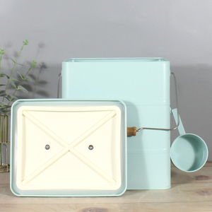 פח אחסון פינוק לכלב אטום עם סקופ אריזת מזון מלבן מלאי ברזל מגולוון מיכל אחסון מזון לחיות מחמד - Product Image 6