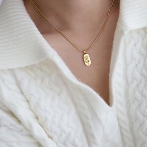 Collier pendentif carré en acier inoxydable plaqué or 18 carats, motif fleur vintage gravée (pissenlit, tournesol), chaîne serpent, forme irrégulière - Product Image 5