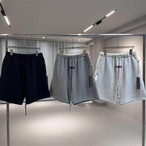 Venta al por mayor Essentials SS22: Conjunto de camiseta y pantalón corto elástico para hombre en colores Light Oatmeal y Dark Oatmeal - Product Image 3