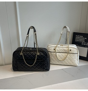 Sac fourre-tout de voyage pour femmes Sac de week-end en cuir Grand sac fourre-tout Mignon sac de sport en cuir matelassé avec sangle Chian - Product Image 2