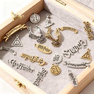 Insignias Metálicas de Aleación de Zinc Esmaltadas de Alta Calidad con Diseño Personalizado al por Mayor para Ropa - Product Image 1