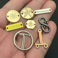 Étiquettes de logo personnalisées en forme carrée dorées et argentées pour abayas, plaques de vêtements gravées avec nom sur mesure