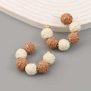 Boucles d'oreilles tissées mode tissé raphia géométrique sphérique coloré boucles d'oreilles pour femmes Uionen 1048 - Product Image 4