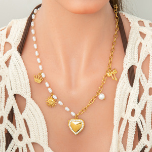 Collar con colgante de corazón chapado en oro de 18 quilates con dijes de perlas y circonitas para mujer, regalo, joyería, accesorio de moda - Product Image 1