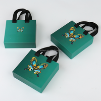Boîte cadeau en carton de papier d'art personnalisé pour bijoux montre emballage avec tiroir coulissant UV estampage à chaud poignée de ruban doublure en éponge