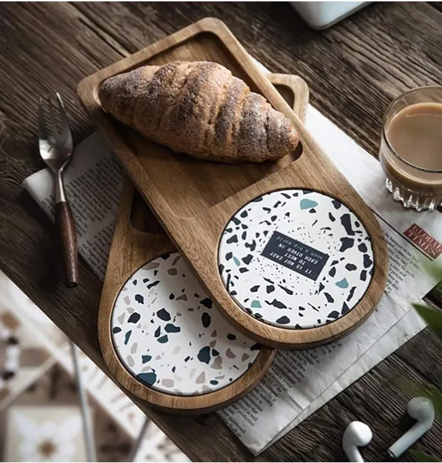 Exklusive flache Luxus-Holz tabletts, poliert für Restaurants und Resorts, die Frühstück servieren