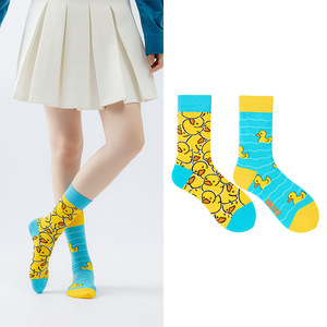 ดีไซน์ใหม่ ผ้าฝ้ายผสม ระบายอากาศได้ดี แฟชั่นลายเป็ดเหลืองตลกๆ แบบไม่สมมาตร สำหรับผู้หญิง ลายสัตว์ถักนิตติ้ง - Product Image 2