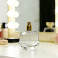 Flacon de parfum carré en verre de luxe personnalisé 8685 de 30 ml avec bouchon à vis, flacon rechargeable, bouchons en plastique, emballage estampé à chaud