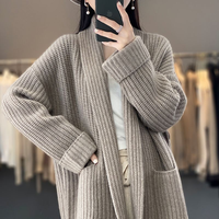 Cardigan en tricot épais et moelleux pour femme, style shawl, coupe ample et décontractée, avec col tailleur côtelé, en laine mérinos et yack, avec poches, ODM Luxe