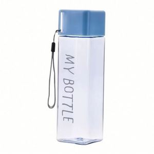 Bouteille d'eau en plastique simple pour le sport et la gym, avec couvercle et corde, prix abordable, vente chaude 2024 - Product Image 1