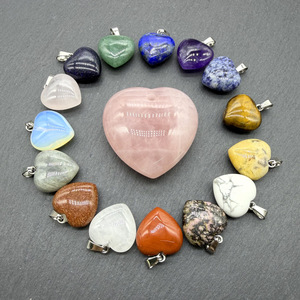 La tienda callejera Chul ofrece colgantes de cuarzo rosa natural en forma de corazón, collares con forma de corazón y accesorios para hombres y mujeres. - Product Image 4