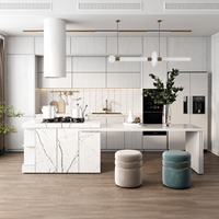 Ensemble d'armoires de cuisine modernes en bois massif avec finition marbre, écologiques, durables, avec îlot, banquette, garde-manger modulaire et bar à vin