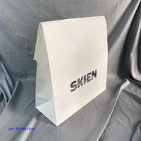 Sac d'expédition rigide biodégradable en papier kraft blanc personnalisé avec logo argenté pour chaussures, vêtements, chaussettes, fourrures, emballage 180g, scellé à chaud, personnalisé