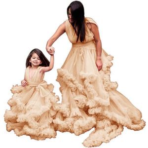 Ensemble robe longue en tulle à volants pour maman et moi, col en V, superposée et moelleuse, pour séance photo de maternité, robe de soirée pour femmes et enfants - Product Image 6