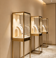 Vitrine d'exposition personnalisable haut de gamme en verre avec éclairage LED, durable et facile à nettoyer, pour bijoux, montres et présentation en magasin.