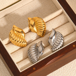 ต่างหูแบบติดหู รูปทรงหยดน้ำหยักศก ทอง 18k สแตนเลสสตีล เครื่องประดับแฟชั่นสำหรับผู้หญิง - Product Image 2