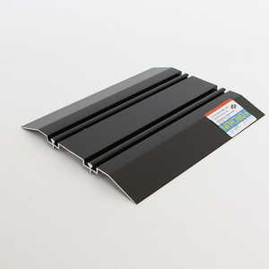 Perfiles de aluminio de extrusión de rieles de <span class=keywords><strong>puerta</strong></span> <span class=keywords><strong>corredera</strong></span> negros con revestimiento en polvo <span class=keywords><strong>para</strong></span> guía de <span class=keywords><strong>puerta</strong></span> corrediza - Product Image 1