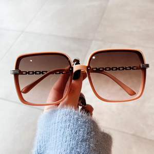 Gafas de Sol Qianai de Moda para Mujer, Montura Cuadrada Grande, Lentes de PC con Protección UV400, Estilo para Viajes y Conducción - Product Image 5