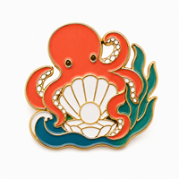 Épinglette en émail personnalisée en forme de pieuvre avec coquillage, vente en gros, fabricant de badges métalliques d'animaux marins pour sacs, chapeaux, cadeaux