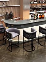 Tabouret de bar moderne et minimaliste de luxe léger avec dossier haut et structure en fer, configuration à pédale, pour usage commercial, zones de visionnage de télévision à côté de la piscine