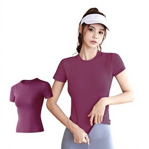 Haut court en tricot noir à manches courtes et col rond pour femme, coupe ajustée, avec logo, décontracté, pour le printemps et l'été - Product Image 5