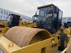 เครื่องบดอัดดินแบบสั่นสะเทือน CAT CS‑683E มือสอง สภาพดี ยี่ห้อ Caterpillar สำหรับบดอัดพื้นที่ในบ้านและสวน - Product Image 1