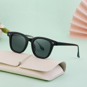 Gafas de sol unisex con montura cuadrada y forma de ojo de gato, montura negra de PC, protección UV400, clase 2, con estuche - Product Image 1