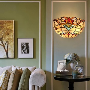 Lámpara de Pared LED de 1 Luz Estilo Tiffany con Pantalla de Vidrio Tintado Vintage, Luz Nocturna Moderna para Cabecera, Dormitorio, Pasillo, Colgante Central - Product Image 2