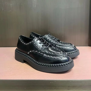 Les nouvelles chaussures décontractées pour hommes en cuir de la marque de luxe sur mesure présentent des rivets élégants et sont fabriquées en cuir décontracté. - Product Image 1