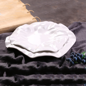 Plato de ensalada en forma de pétalo blanco de <span class=keywords><strong>melamina</strong></span> de estilo occidental, <span class=keywords><strong>vajilla</strong></span> Irregular creativa para fiestas de boda, Material plástico familiar - Product Image 1