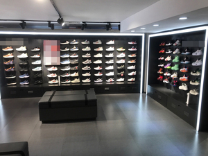 Yihe Commercial Men Sport Boutique Retail Shop Zapatos Stand Modern Wall Mounted Metal Sneaker Shoe Display Racks <span class=keywords><strong>para</strong></span> Retail Store - Product Image 2