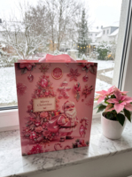 Sacs cadeaux en papier de Noël en stock avec impression couleur, pelliculage mat et poignées en corde de polyester pour emballage de fêtes