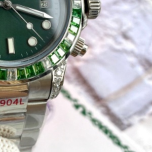 Reloj de Buceo Deportivo para Hombre con Bisel de Zafiro Verde y Acero 904L, con Función de Fecha, Estilo Moderno y Elegante - Product Image 1