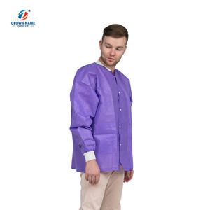 เสื้อกาวน์ป้องกันไฟฟ้าสถิตย์แบบใช้แล้วทิ้ง สีขาว ผลิตตามสั่ง ทำจากผ้า PP SMS ไม่ถักทอ แขนยาว ติดกระดุมสี่เม็ด ระดับการป้องกัน D สำหรับห้องปฏิบัติการ - Product Image 5