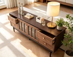 Meuble TV classique en bois massif, porte en verre cannelé cintrée et rangement multi-tiroirs, console multimédia de salon avec pieds tournés rétro - Product Image 1
