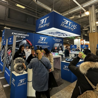 Stand de Exhibición Tipo Isla de 30x30 pies con Caja de Luz Colgante, Vitrinas Retroiluminadas, Mostradores Retroiluminados y Cajas de Luz de Pie, Listo para SEMA y CES