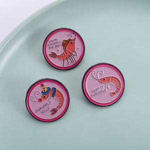Spilla Smaltata con Frase Divertente a Tema Gamberetti, Badge 'Keep It Shrimple' in Stile Cartoon - Product Image 1