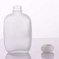 Design de mode 250ml 8oz Bouteilles en verre liqueur oblate givrée avec bouchon champignon